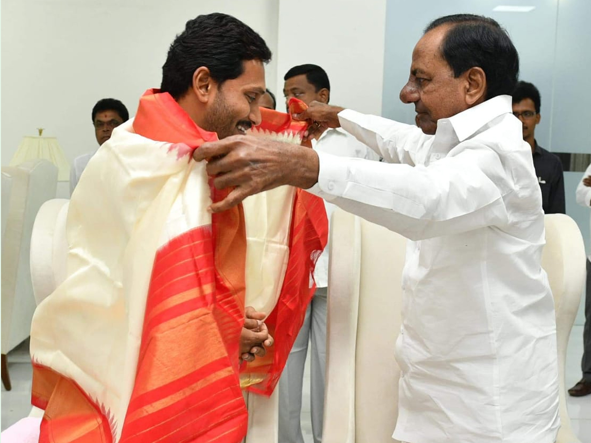 YS Jagan meets Telangana CM KCR in Pragathi bhavan Photo Gallery - Sakshi6