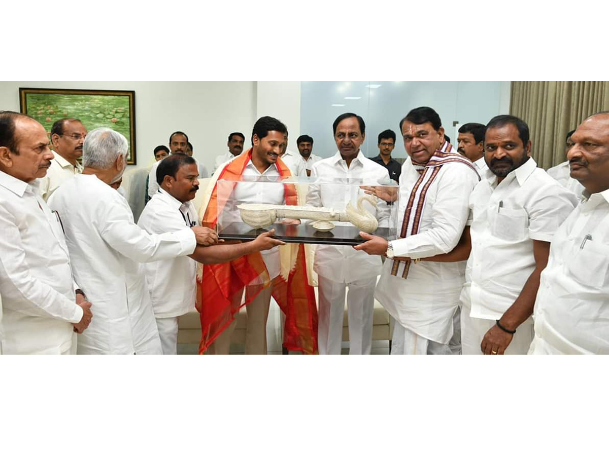 YS Jagan meets Telangana CM KCR in Pragathi bhavan Photo Gallery - Sakshi7