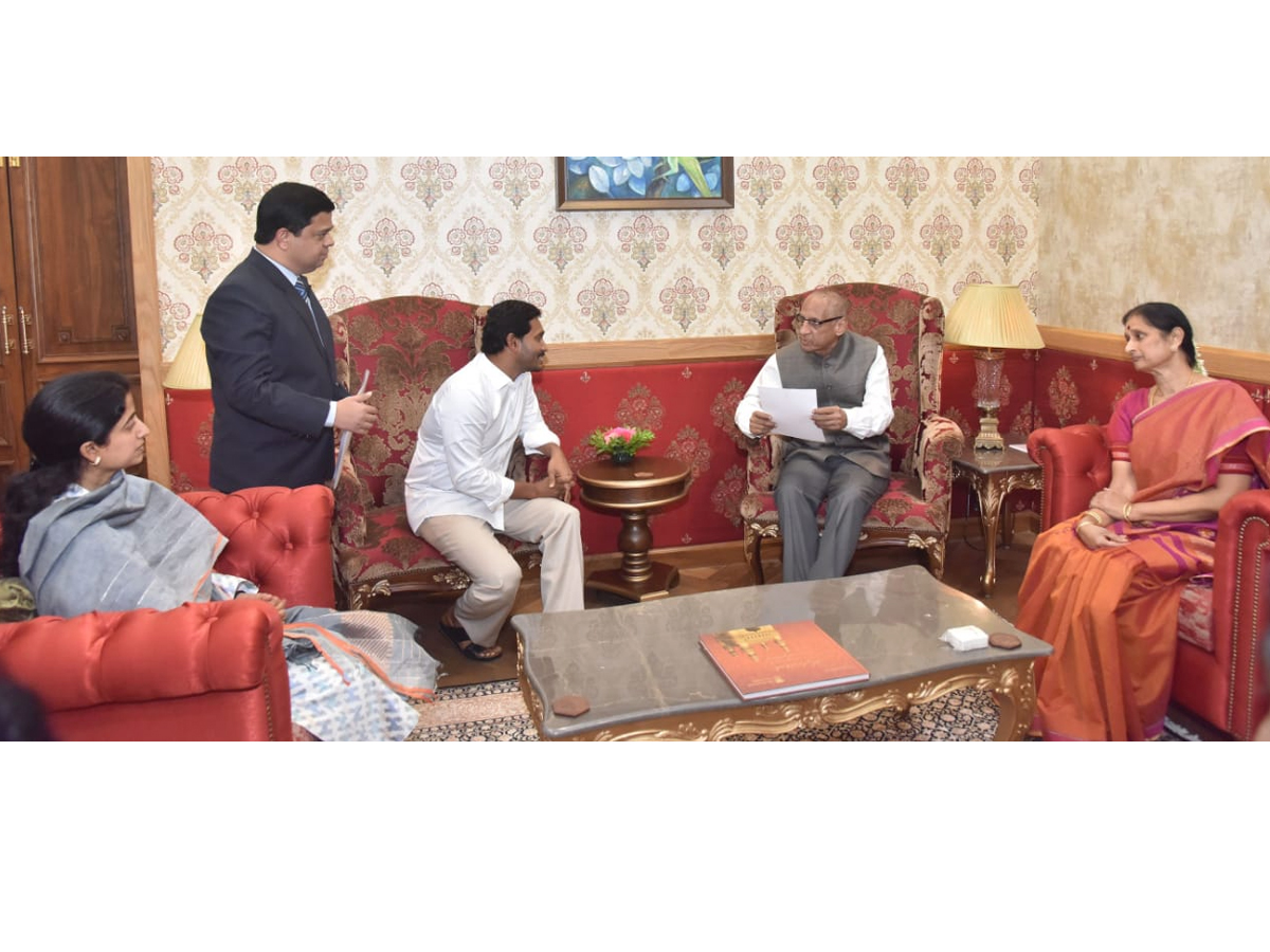 YS jagan meets Governor ESL Narasimhan Photo Gallery - Sakshi1