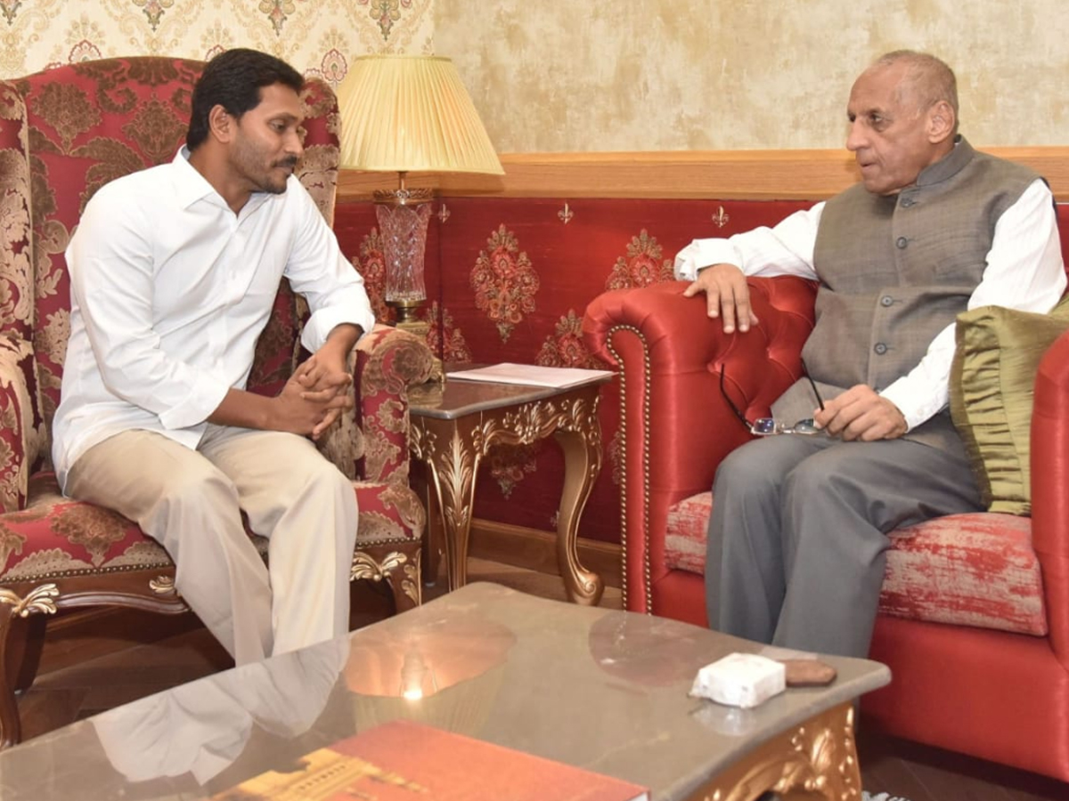 YS jagan meets Governor ESL Narasimhan Photo Gallery - Sakshi3