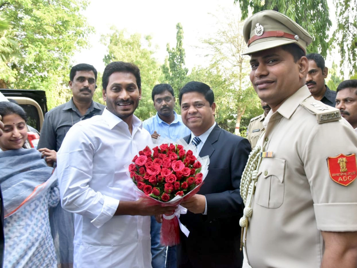 YS jagan meets Governor ESL Narasimhan Photo Gallery - Sakshi2