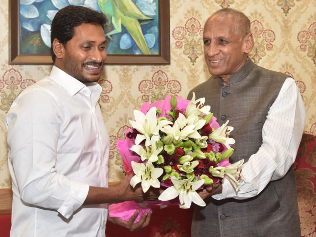 YS jagan meets Governor ESL Narasimhan Photo Gallery - Sakshi4