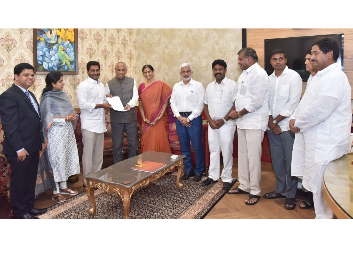 YS jagan meets Governor ESL Narasimhan Photo Gallery - Sakshi5