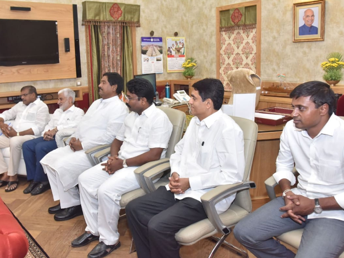 YS jagan meets Governor ESL Narasimhan Photo Gallery - Sakshi8