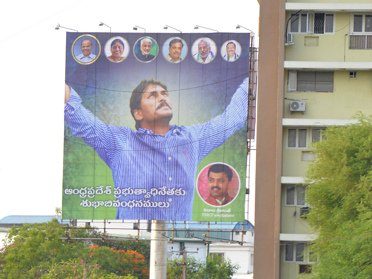 YSRCP Chief YS Jagan receives a grand welcome at Hyderabad Photo Gallery - Sakshi12