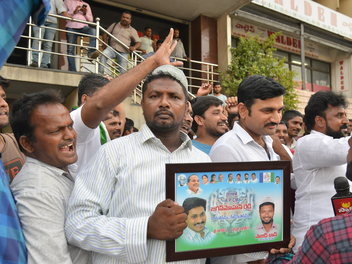 YSRCP Chief YS Jagan receives a grand welcome at Hyderabad Photo Gallery - Sakshi14