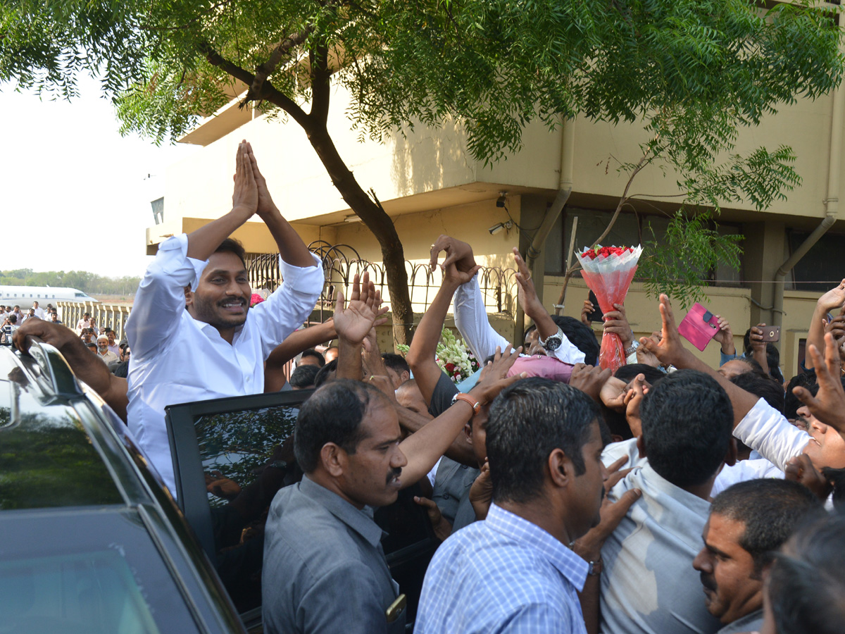 YSRCP Chief YS Jagan receives a grand welcome at Hyderabad Photo Gallery - Sakshi2