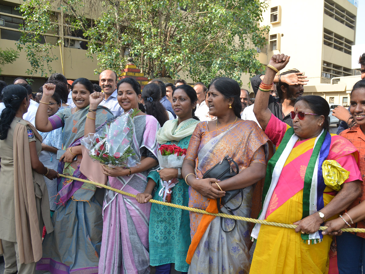 YSRCP Chief YS Jagan receives a grand welcome at Hyderabad Photo Gallery - Sakshi22