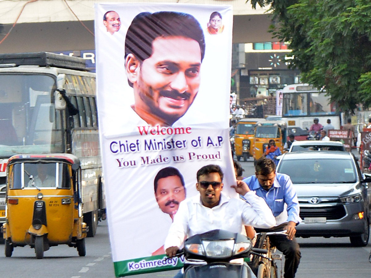 YSRCP Chief YS Jagan receives a grand welcome at Hyderabad Photo Gallery - Sakshi23