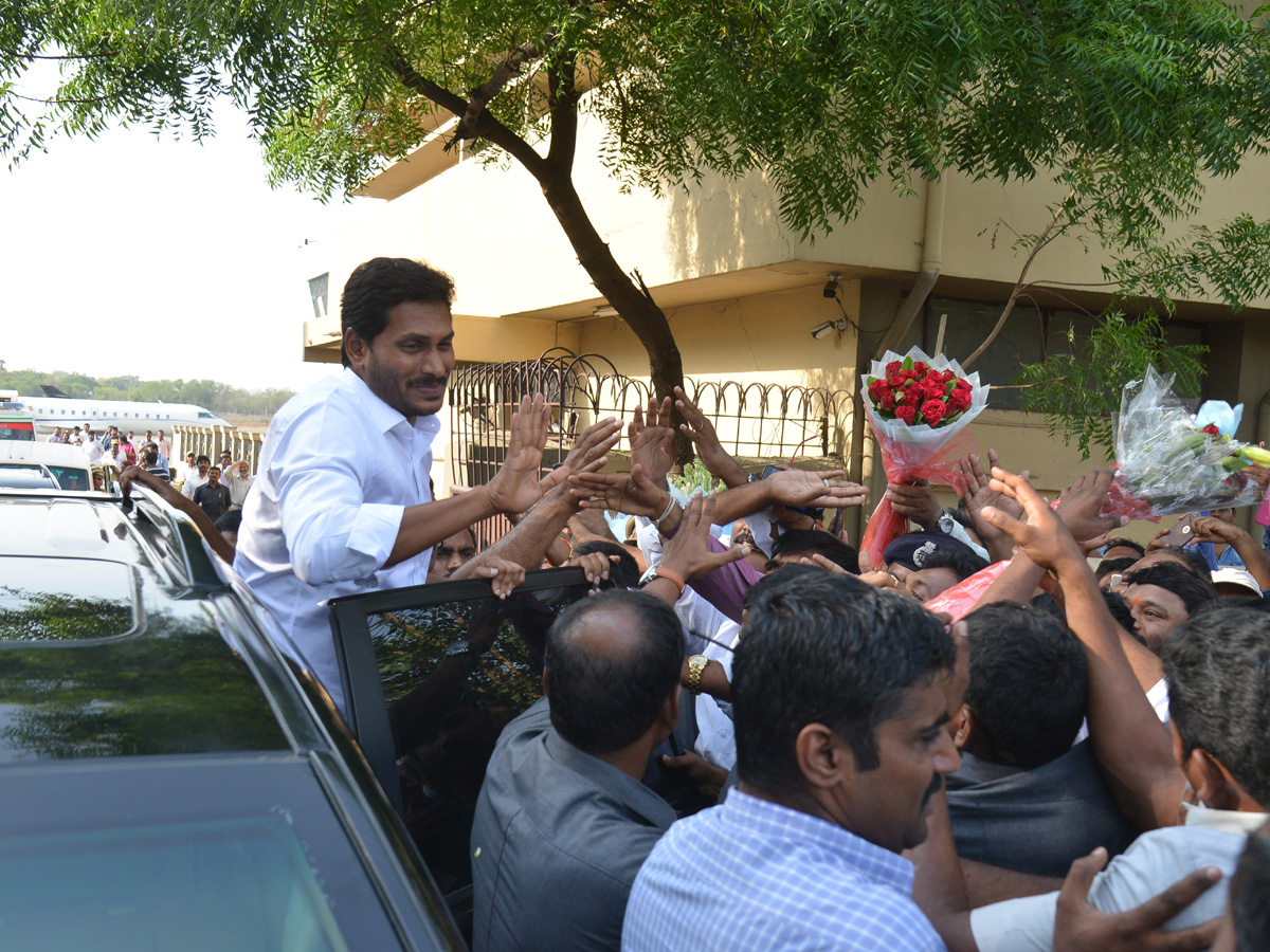 YSRCP Chief YS Jagan receives a grand welcome at Hyderabad Photo Gallery - Sakshi24