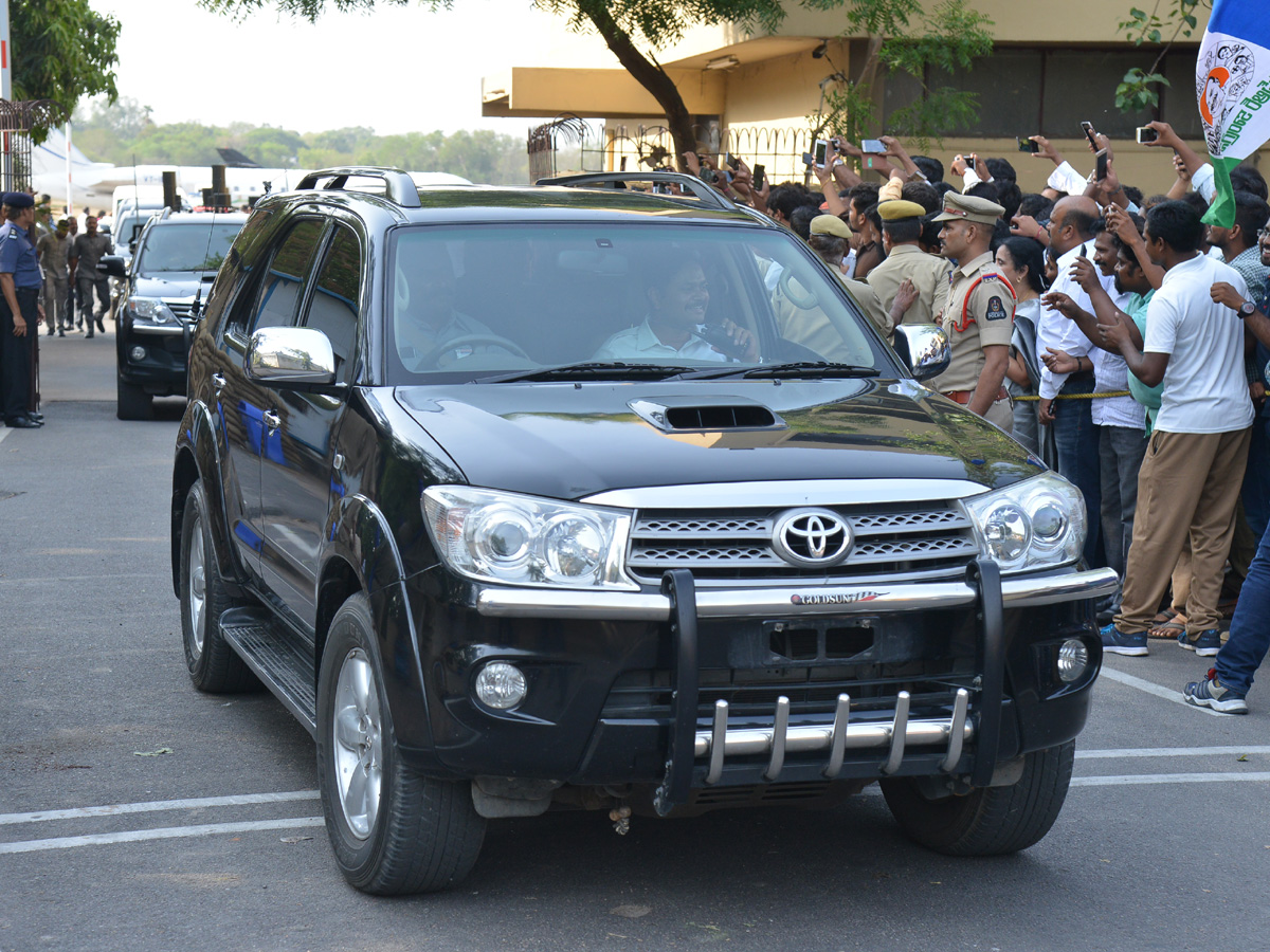 YSRCP Chief YS Jagan receives a grand welcome at Hyderabad Photo Gallery - Sakshi25