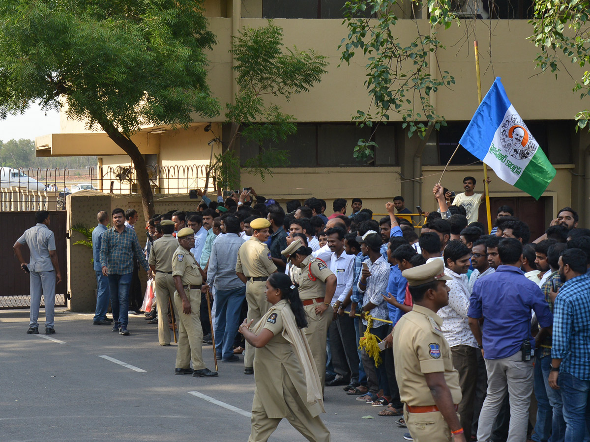 YSRCP Chief YS Jagan receives a grand welcome at Hyderabad Photo Gallery - Sakshi27