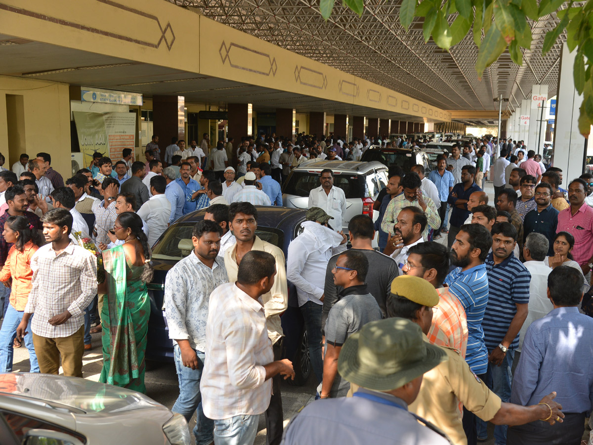 YSRCP Chief YS Jagan receives a grand welcome at Hyderabad Photo Gallery - Sakshi28