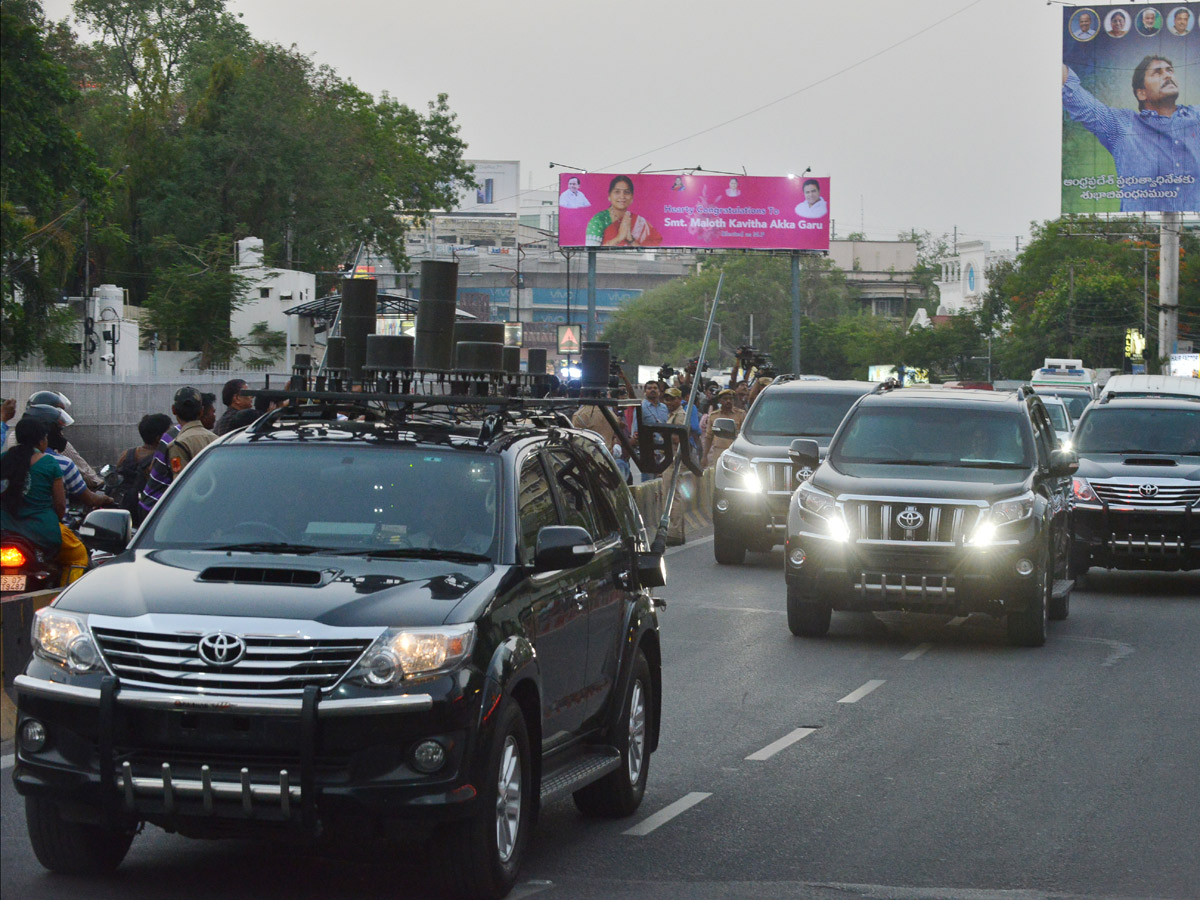 YSRCP Chief YS Jagan receives a grand welcome at Hyderabad Photo Gallery - Sakshi29