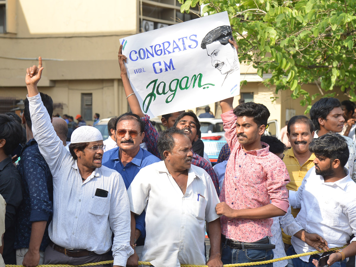 YSRCP Chief YS Jagan receives a grand welcome at Hyderabad Photo Gallery - Sakshi3