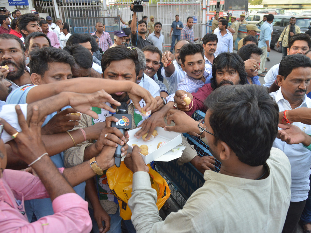 YSRCP Chief YS Jagan receives a grand welcome at Hyderabad Photo Gallery - Sakshi30