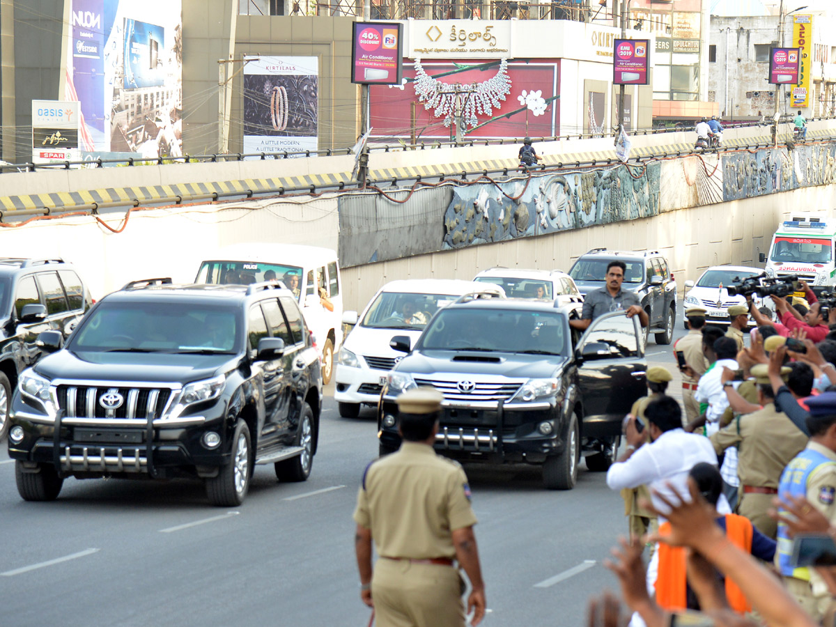 YSRCP Chief YS Jagan receives a grand welcome at Hyderabad Photo Gallery - Sakshi31