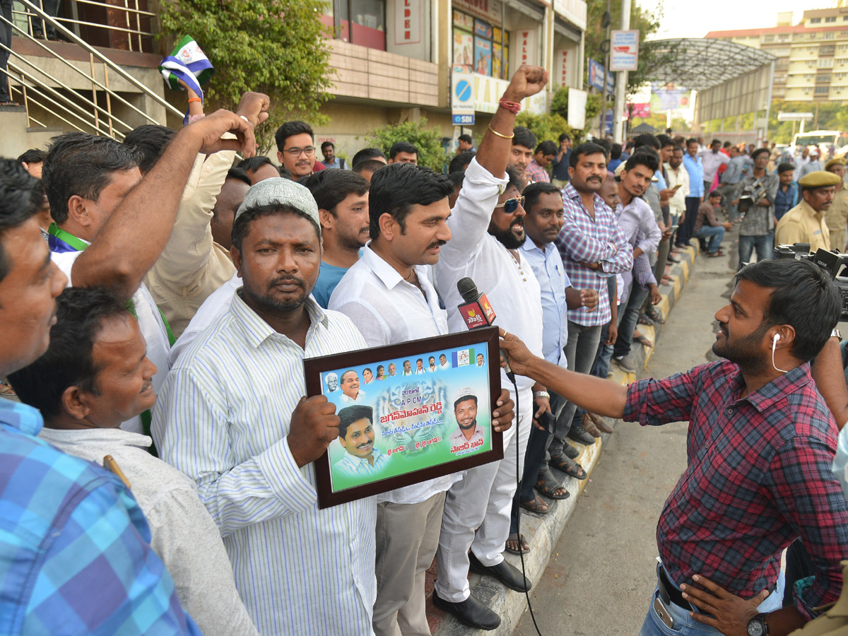 YSRCP Chief YS Jagan receives a grand welcome at Hyderabad Photo Gallery - Sakshi32