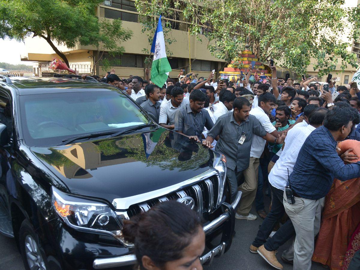 YSRCP Chief YS Jagan receives a grand welcome at Hyderabad Photo Gallery - Sakshi33