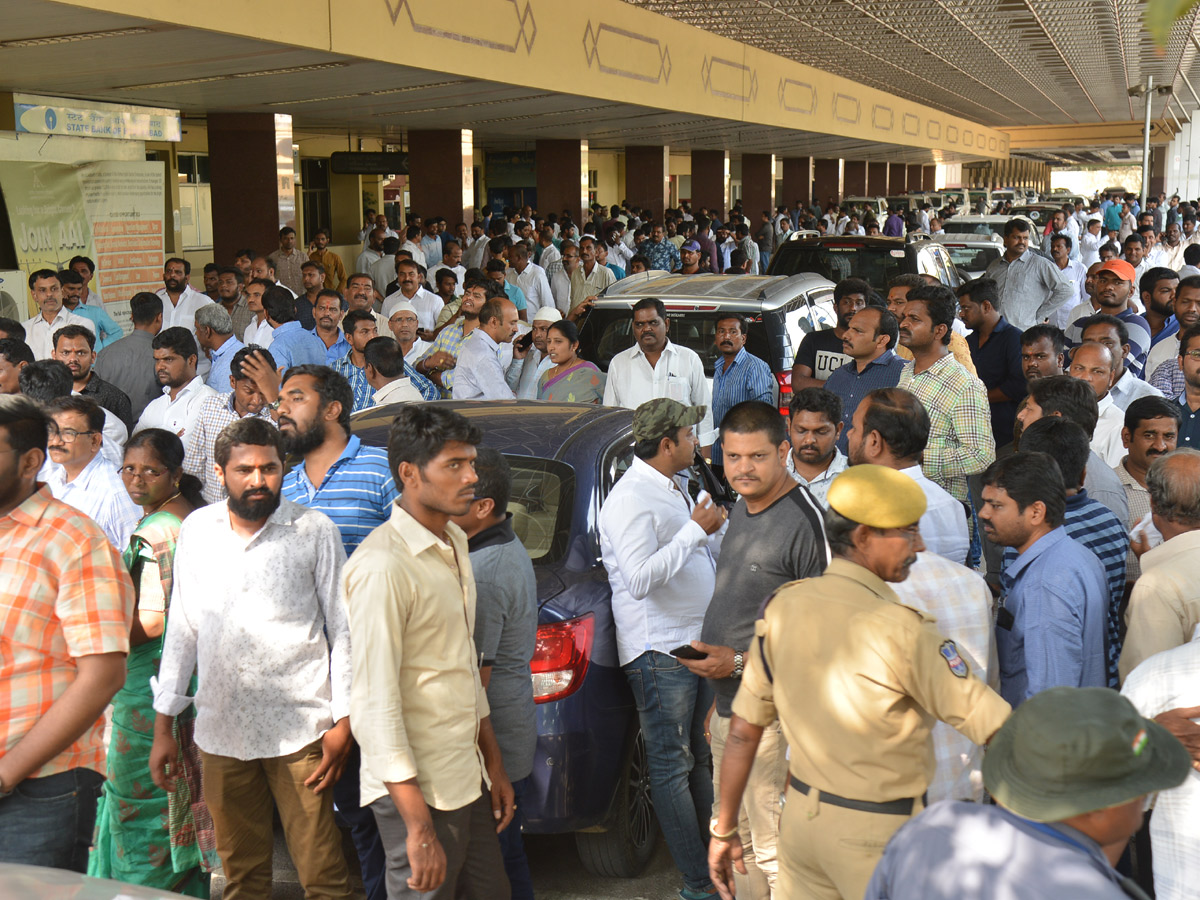 YSRCP Chief YS Jagan receives a grand welcome at Hyderabad Photo Gallery - Sakshi4