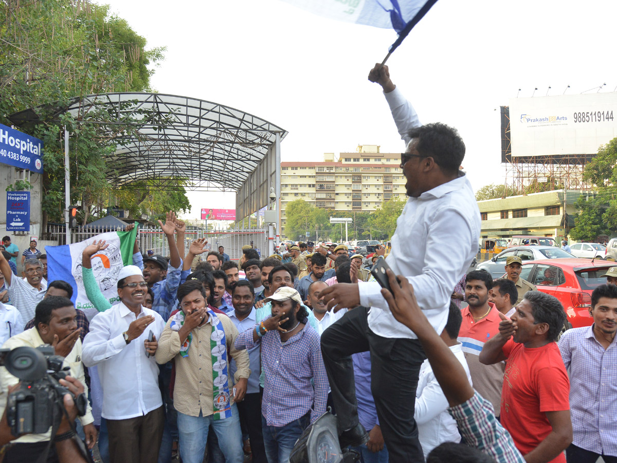 YSRCP Chief YS Jagan receives a grand welcome at Hyderabad Photo Gallery - Sakshi5