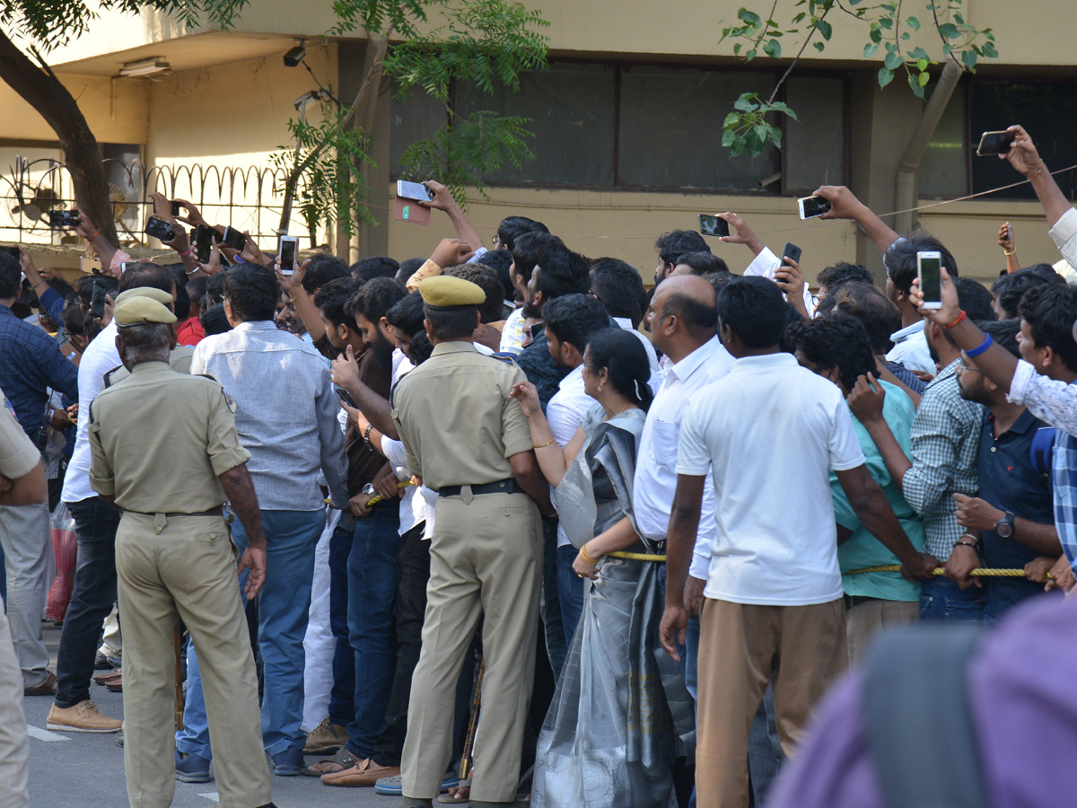 YSRCP Chief YS Jagan receives a grand welcome at Hyderabad Photo Gallery - Sakshi7