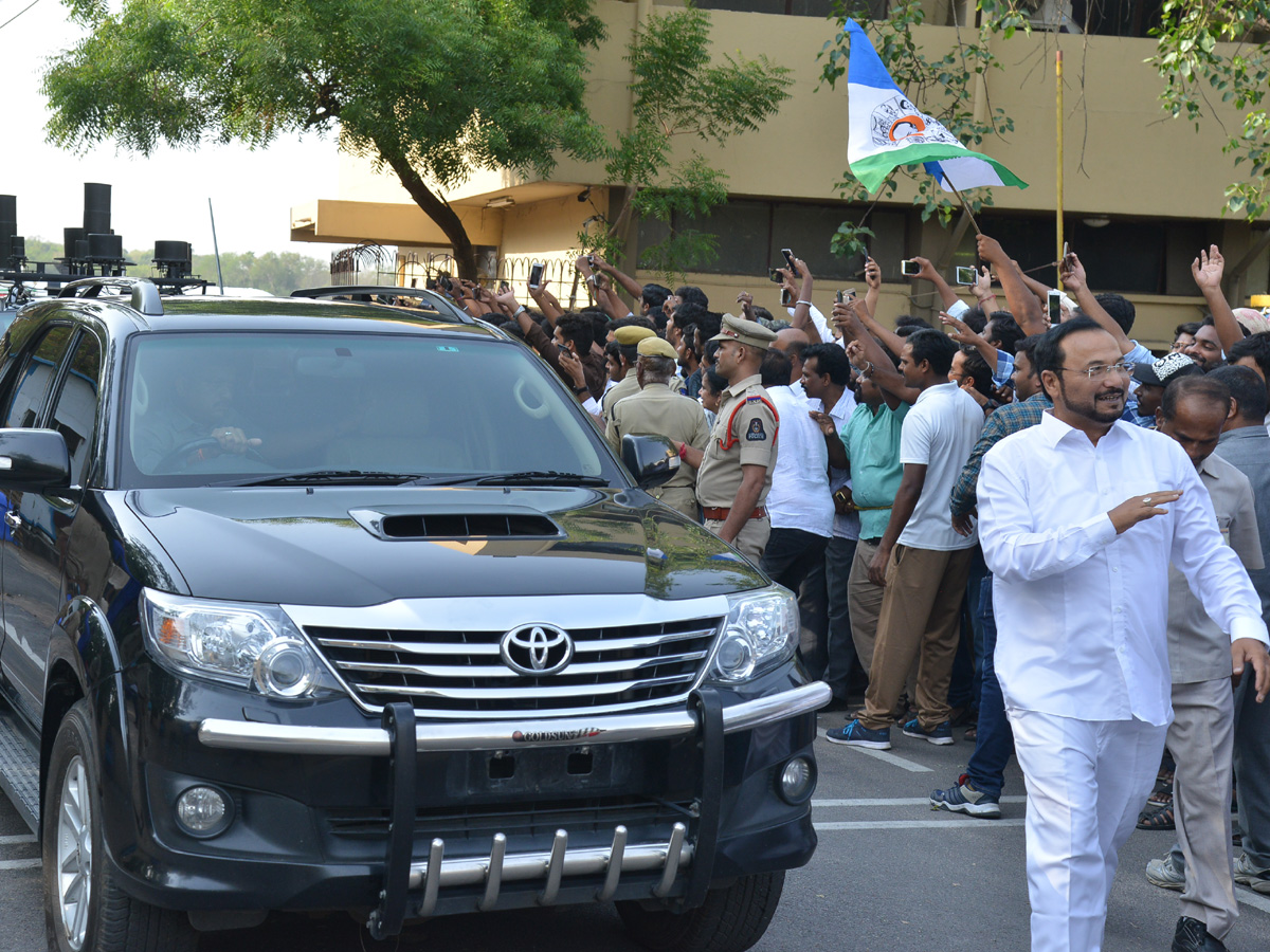 YSRCP Chief YS Jagan receives a grand welcome at Hyderabad Photo Gallery - Sakshi8