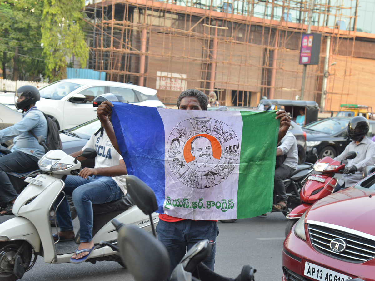 YSRCP Chief YS Jagan receives a grand welcome at Hyderabad Photo Gallery - Sakshi9