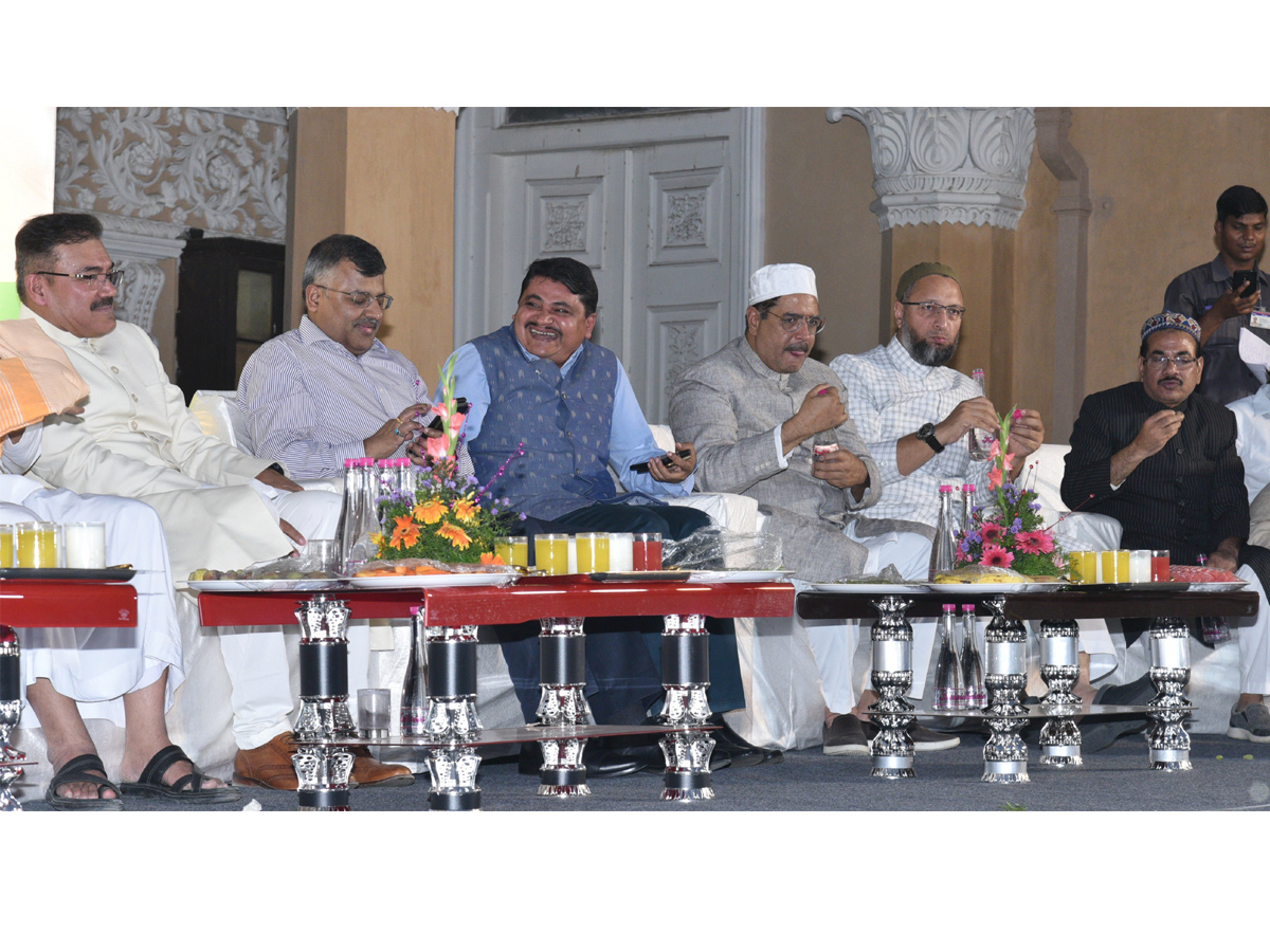 Hyderabad Police Hosts Iftar Party At Chowmahalla Palace Photo Gallery - Sakshi13