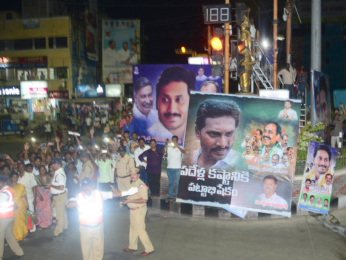 YS Jagan Mohan Reddy gets grand welcome from Tirumala Photo Gallery - Sakshi2