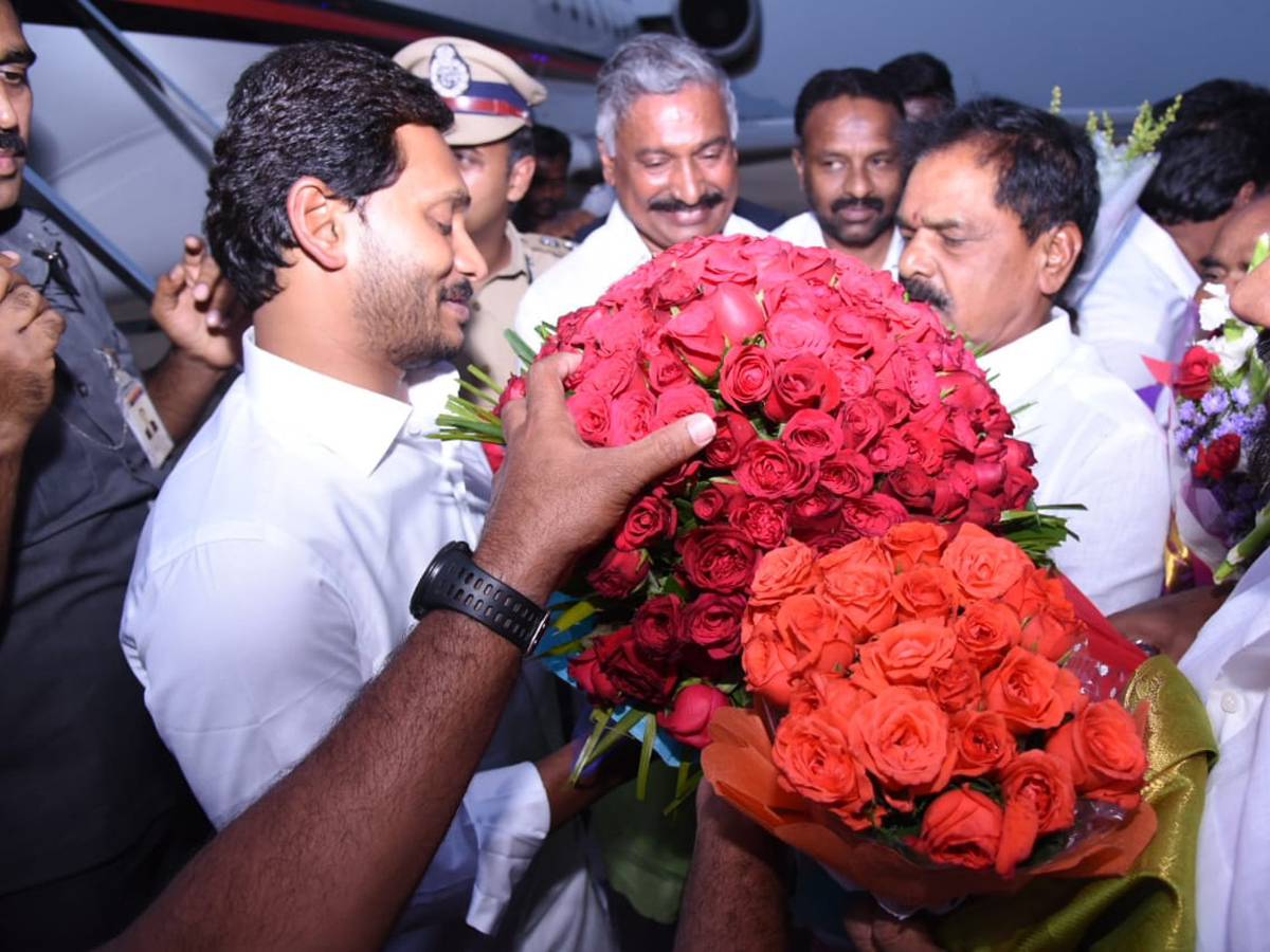 YS Jagan Mohan Reddy gets grand welcome from Tirumala Photo Gallery - Sakshi11