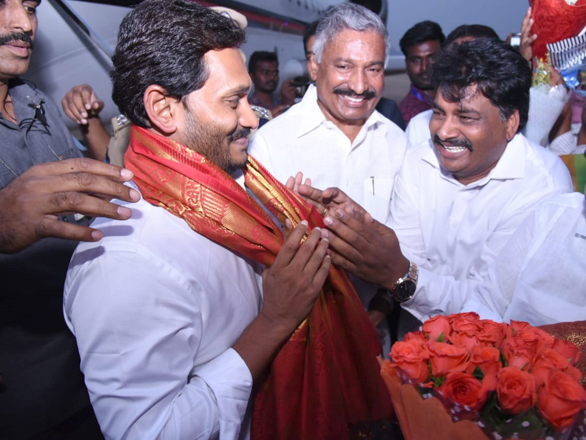 YS Jagan Mohan Reddy gets grand welcome from Tirumala Photo Gallery - Sakshi12