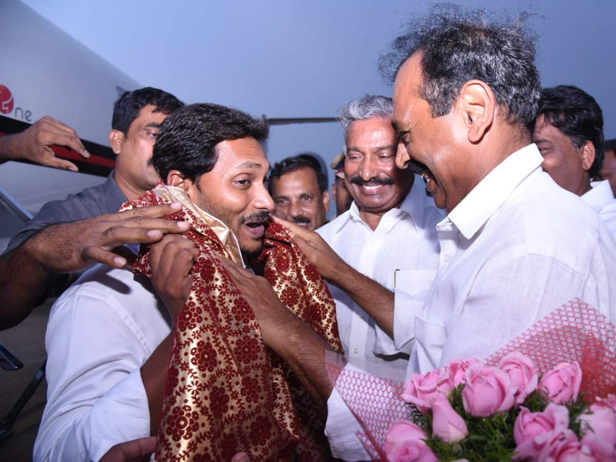 YS Jagan Mohan Reddy gets grand welcome from Tirumala Photo Gallery - Sakshi13