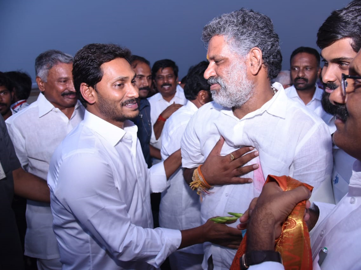 YS Jagan Mohan Reddy gets grand welcome from Tirumala Photo Gallery - Sakshi14