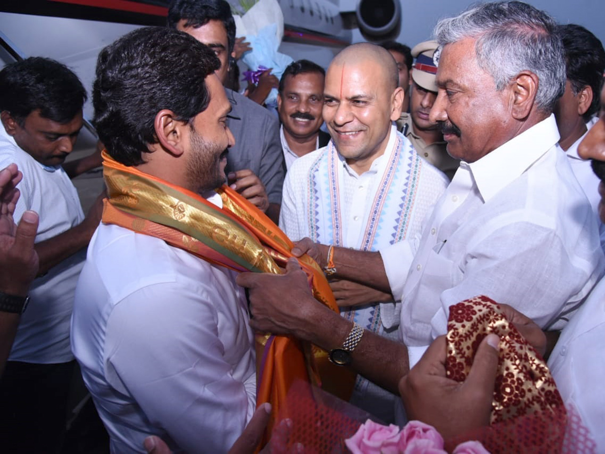 YS Jagan Mohan Reddy gets grand welcome from Tirumala Photo Gallery - Sakshi1