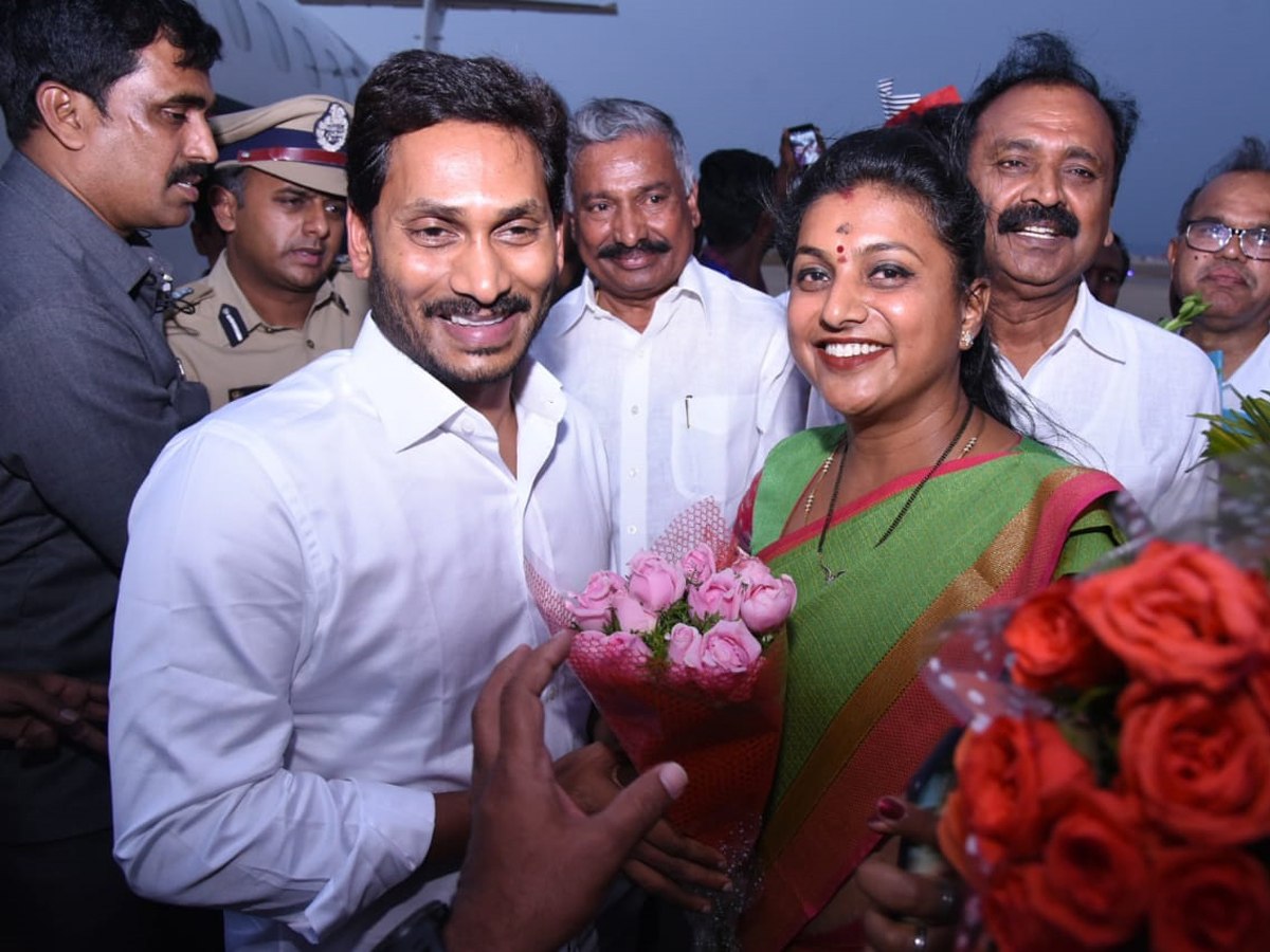 YS Jagan Mohan Reddy gets grand welcome from Tirumala Photo Gallery - Sakshi15