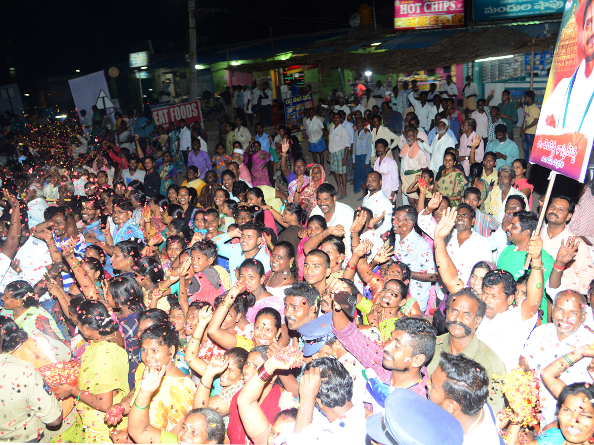 YS Jagan Mohan Reddy gets grand welcome from Tirumala Photo Gallery - Sakshi3