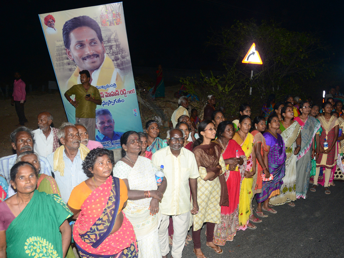 YS Jagan Mohan Reddy gets grand welcome from Tirumala Photo Gallery - Sakshi6