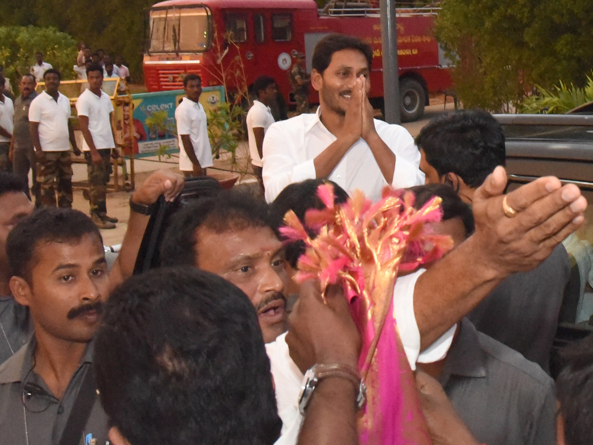 YS Jagan Mohan Reddy gets grand welcome from Tirumala Photo Gallery - Sakshi8