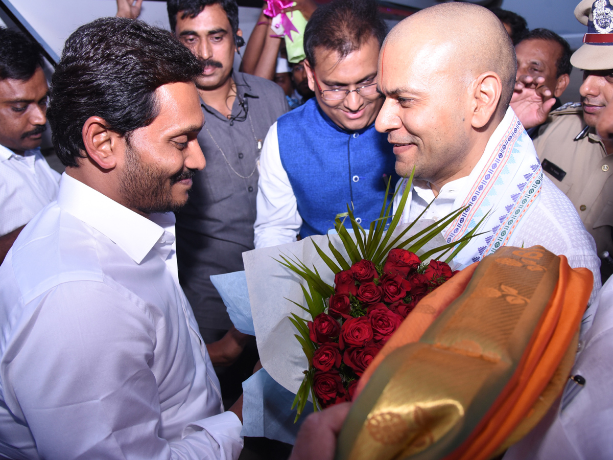 YS Jagan Mohan Reddy gets grand welcome from Tirumala Photo Gallery - Sakshi9