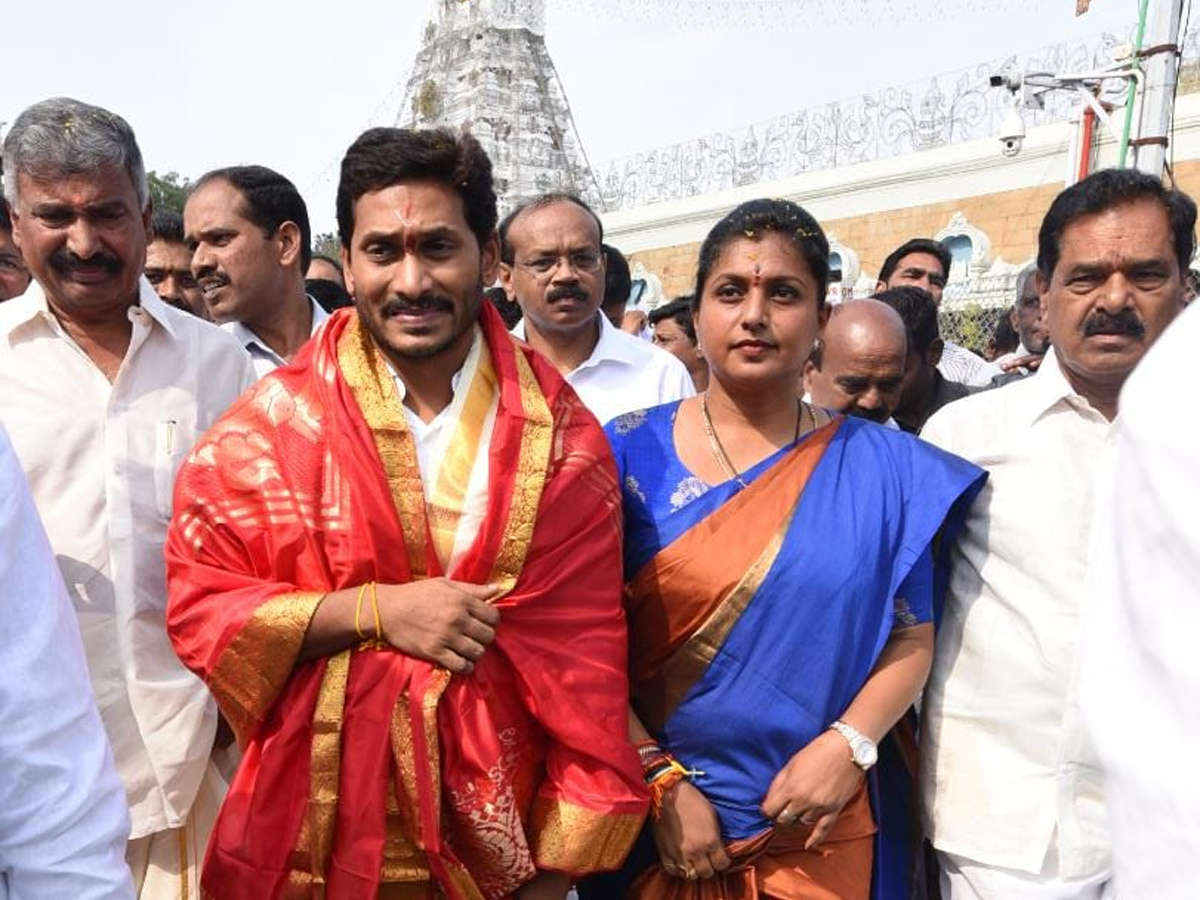 YS Jagan Visits Tirumala Srivaru Temple Photo Gallery - Sakshi2