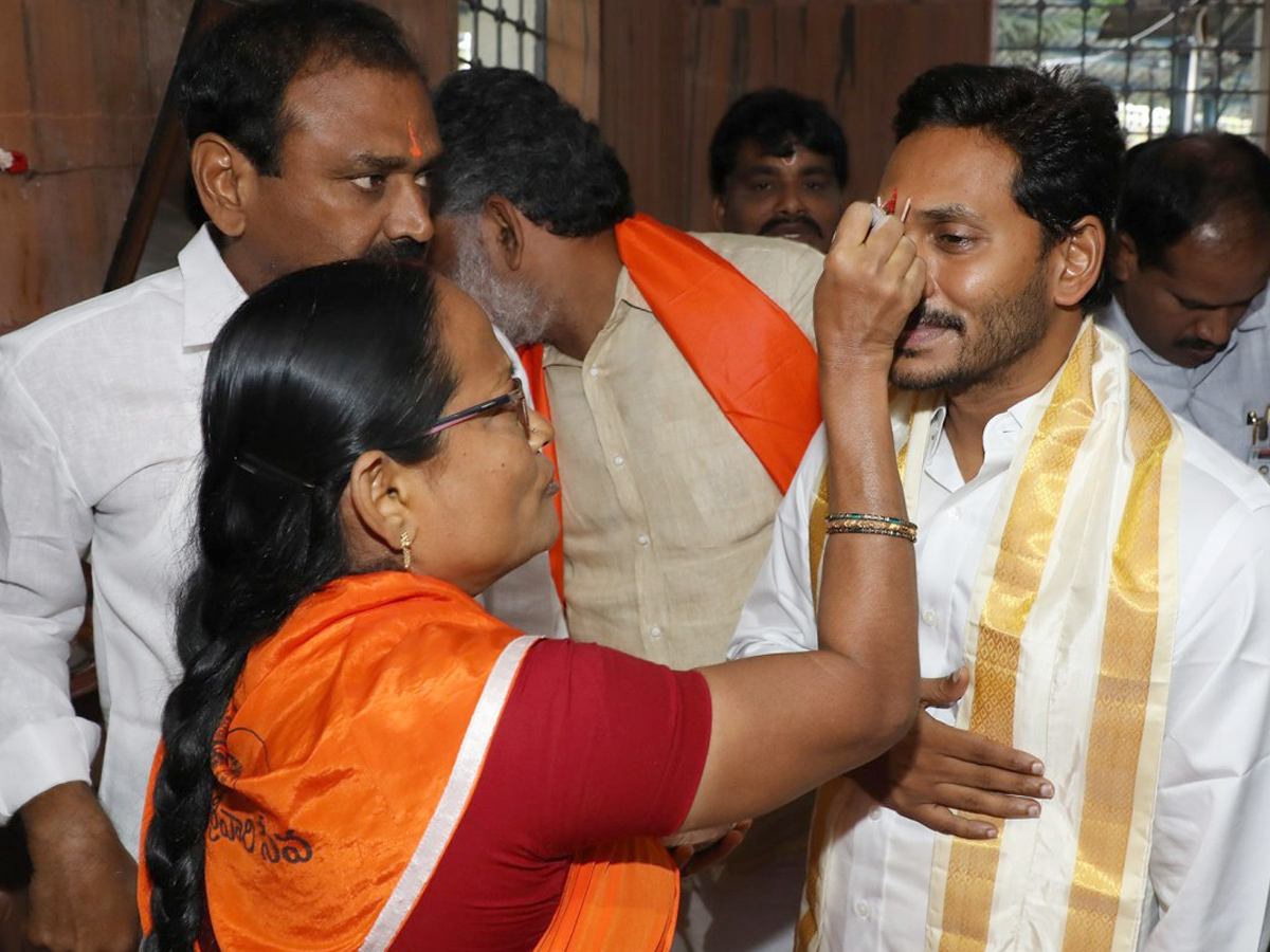 YS Jagan Visits Tirumala Srivaru Temple Photo Gallery - Sakshi10