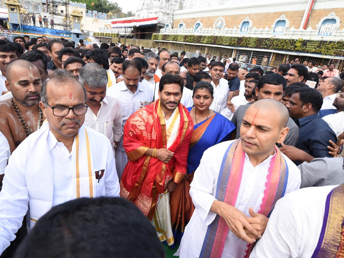 YS Jagan Visits Tirumala Srivaru Temple Photo Gallery - Sakshi3