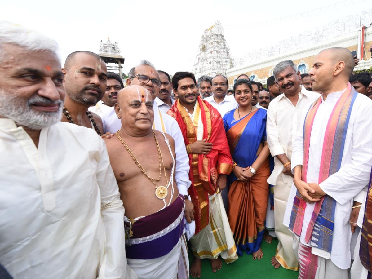 YS Jagan Visits Tirumala Srivaru Temple Photo Gallery - Sakshi4