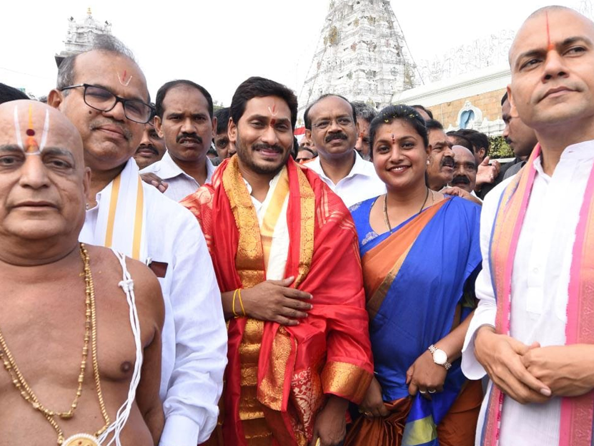 YS Jagan Visits Tirumala Srivaru Temple Photo Gallery - Sakshi5