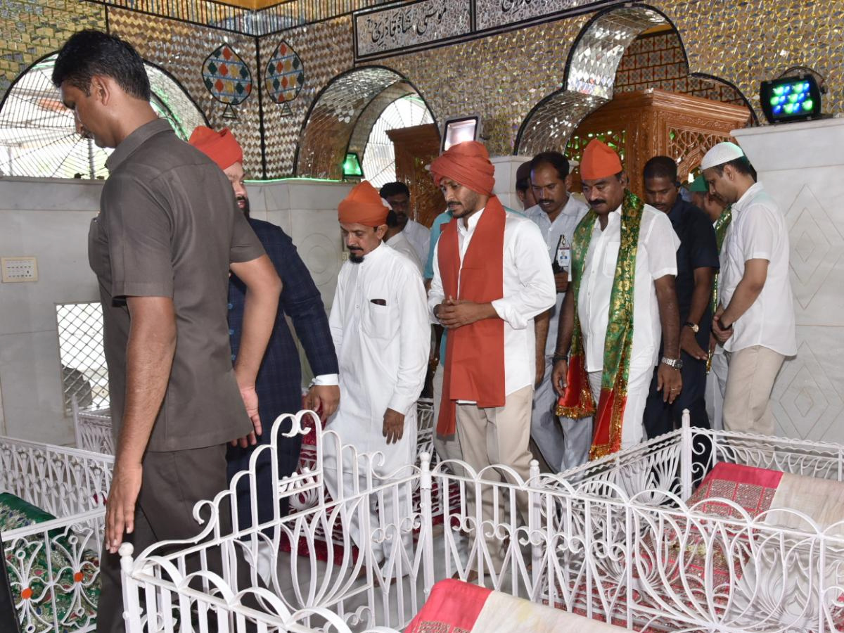 YS jagan Visit Dargah at Kadapa PHoto Gallery - Sakshi2