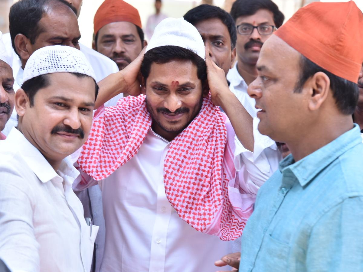 YS jagan Visit Dargah at Kadapa PHoto Gallery - Sakshi10