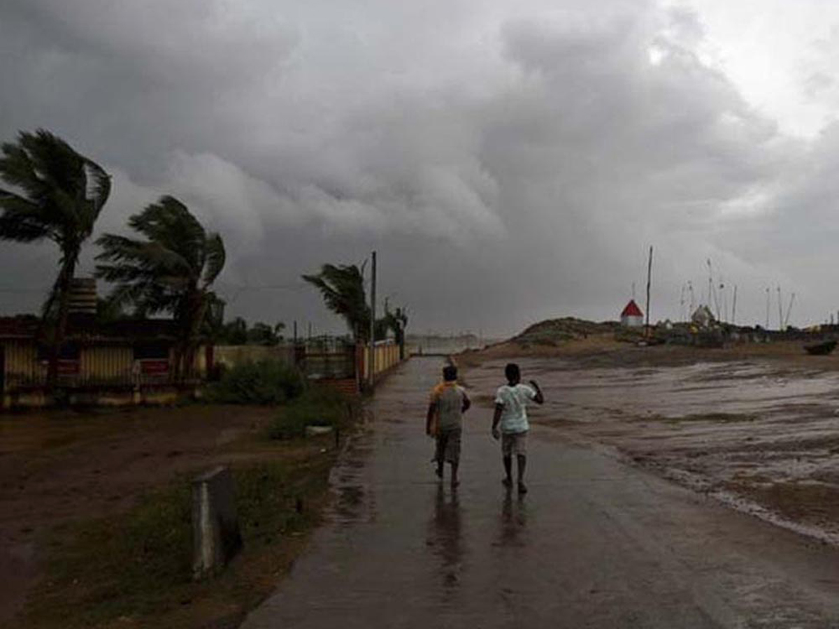  Cyclone Fani Red alert warning issued in Srikakulam district Photo Gallery - Sakshi6