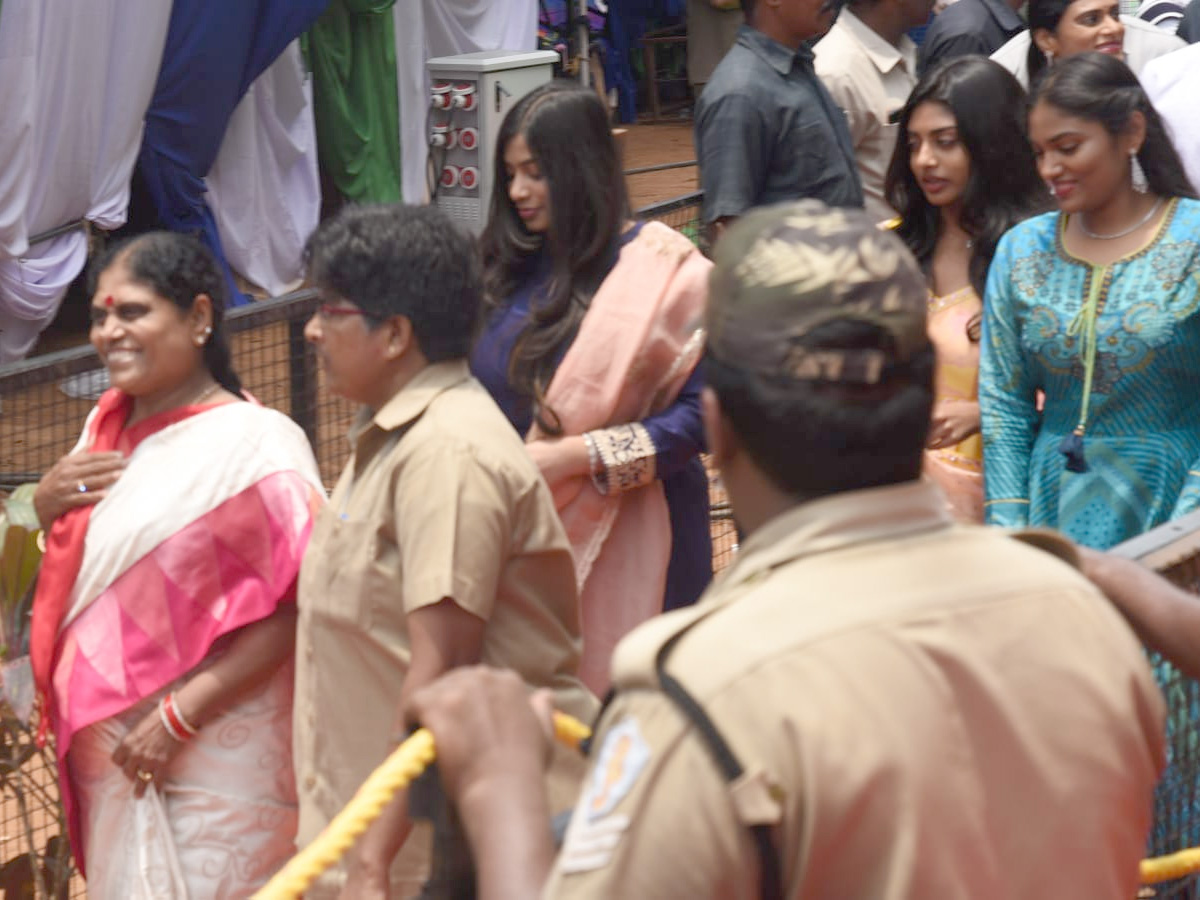 YS Jagan Mohan Reddy swearing-in ceremony Photo Gallery - Sakshi15