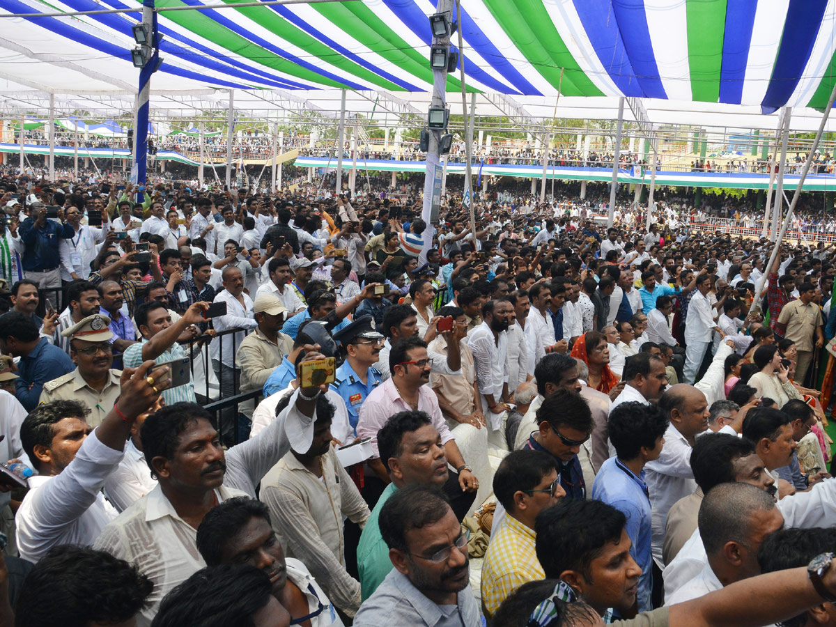 ys jagan mohan reddy fans swearing ceremony photo gallery - Sakshi25